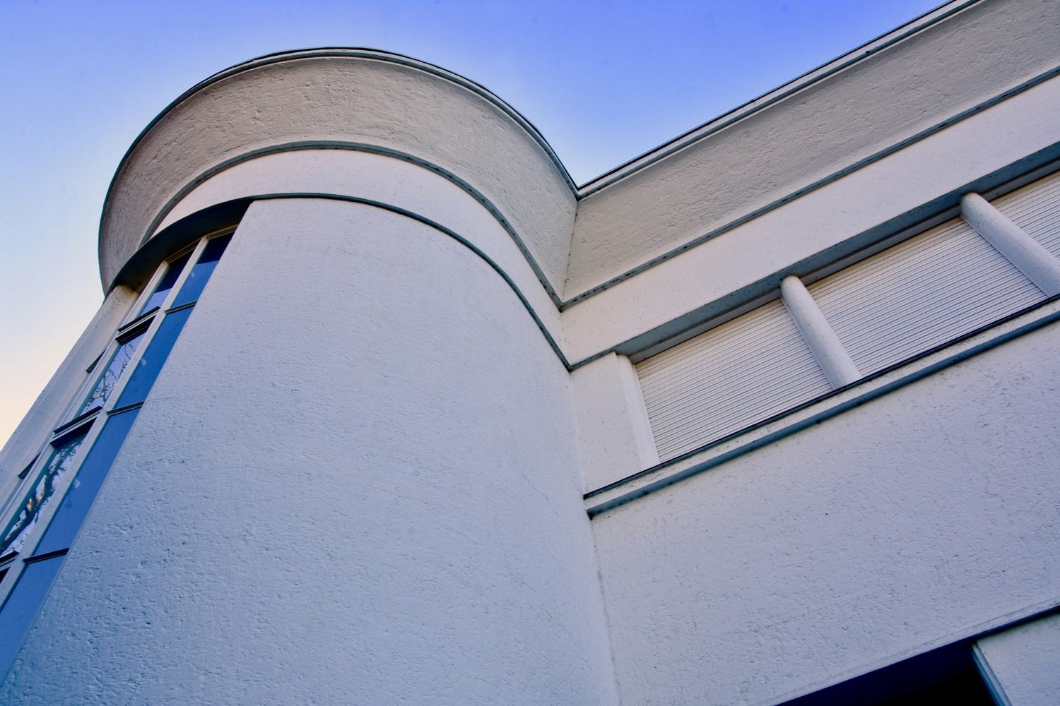 Villa Ehring: white volumes, curves and details.