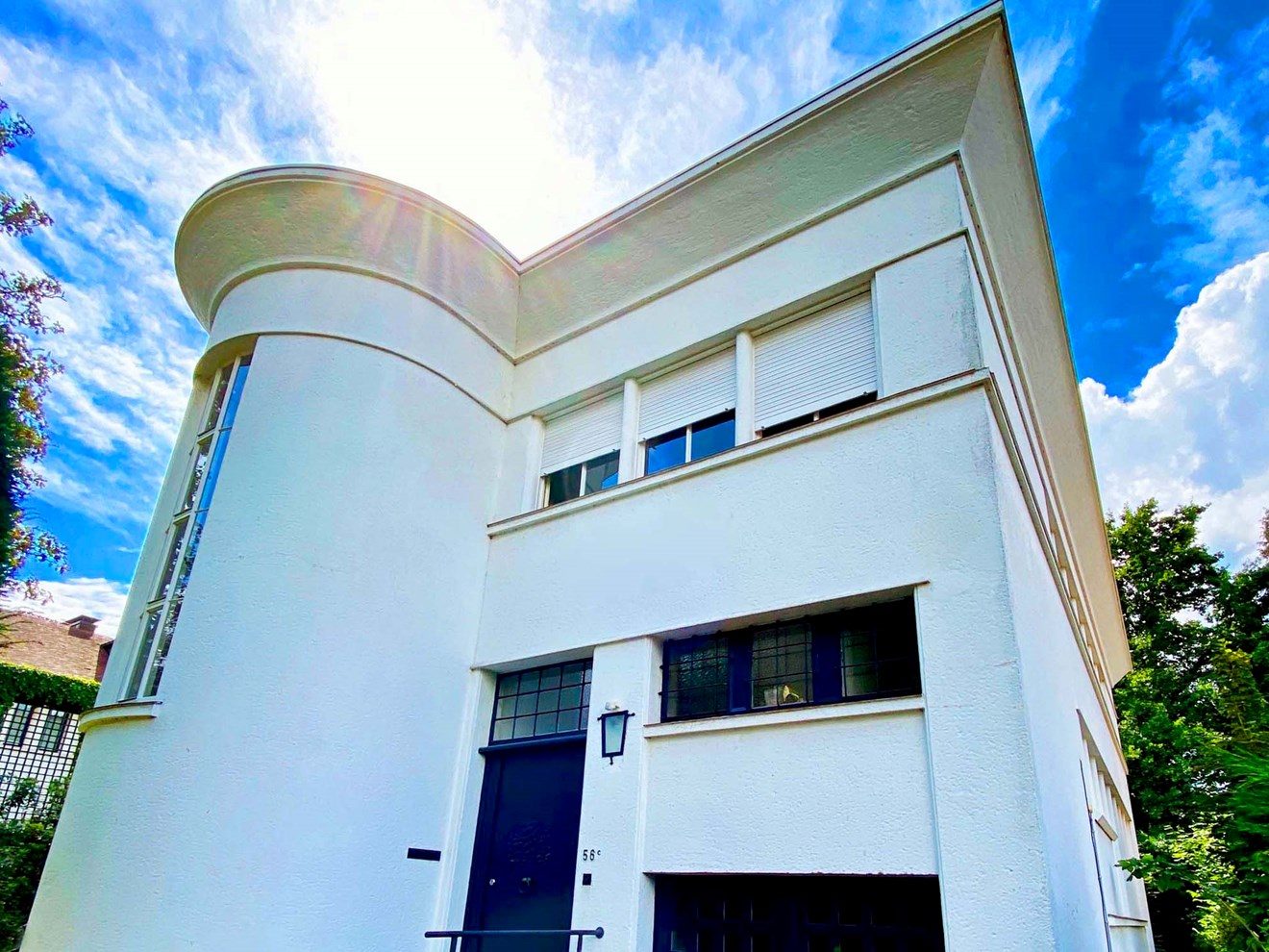 Villa Ehring: white volumes, curves and details.